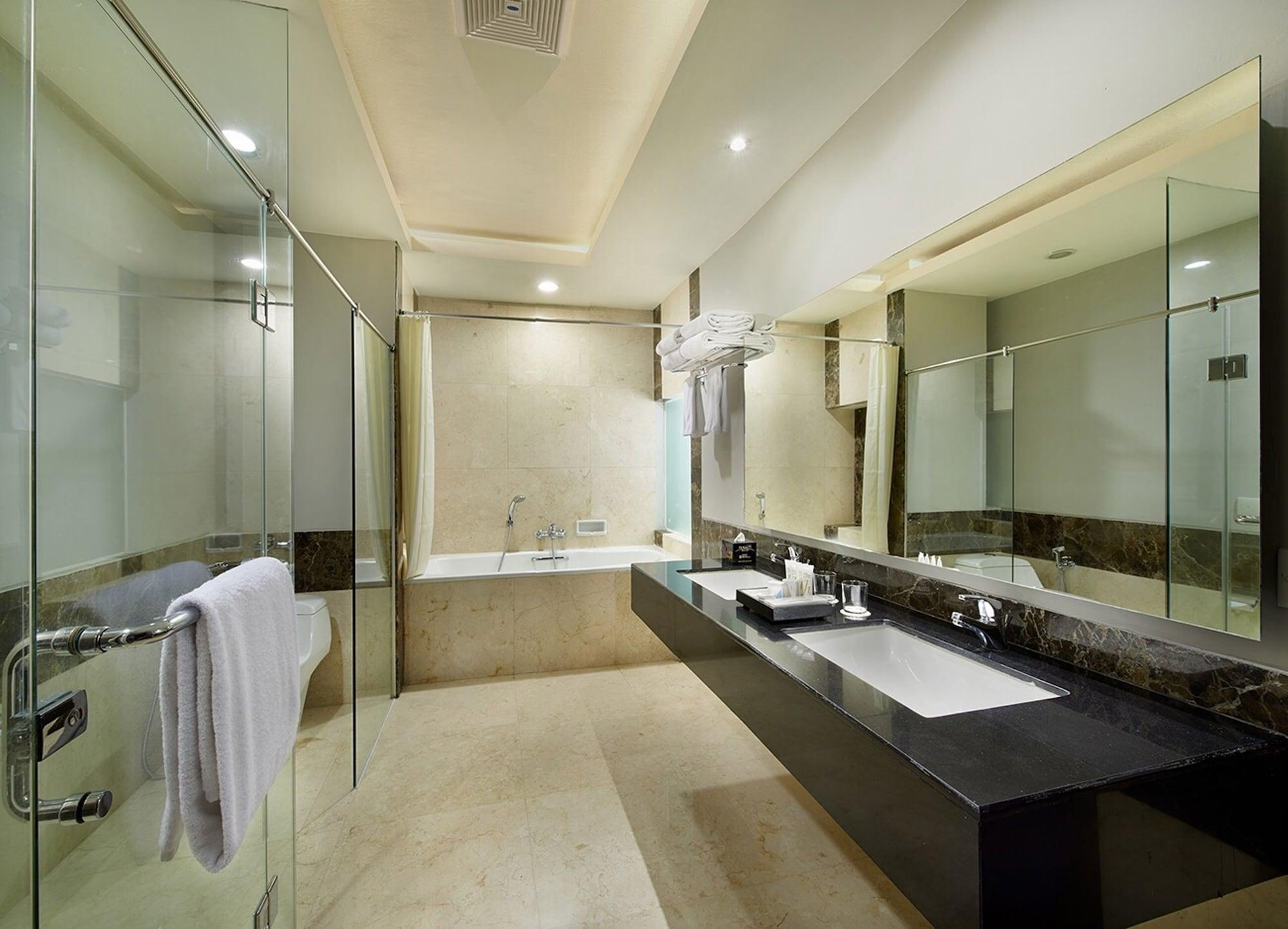 Grand Cakra Hotel Malang Exterior photo