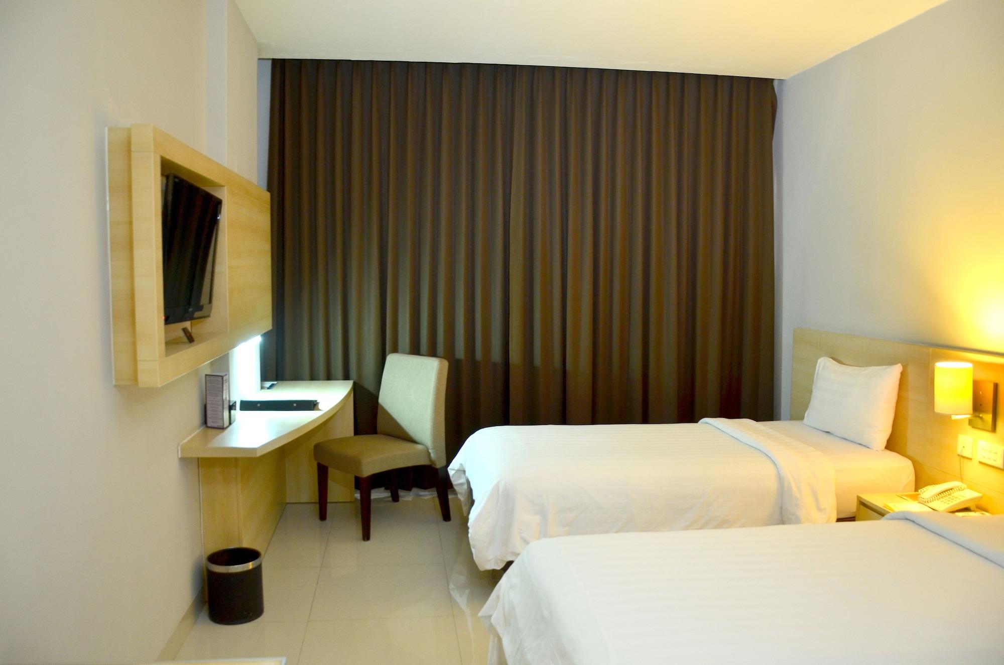 Grand Cakra Hotel Malang Exterior photo