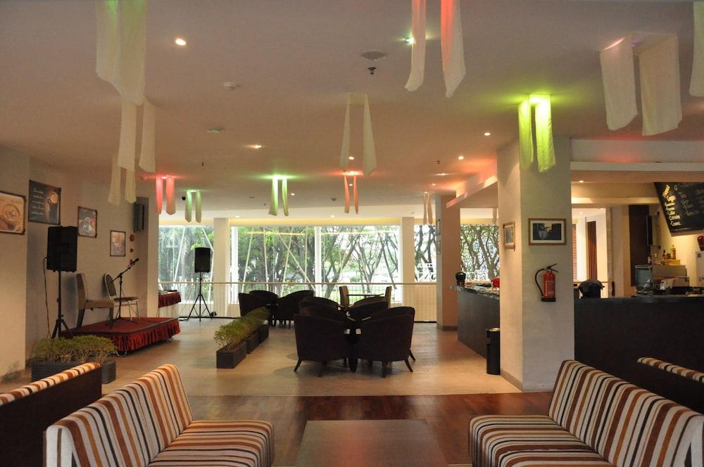 Grand Cakra Hotel Malang Exterior photo