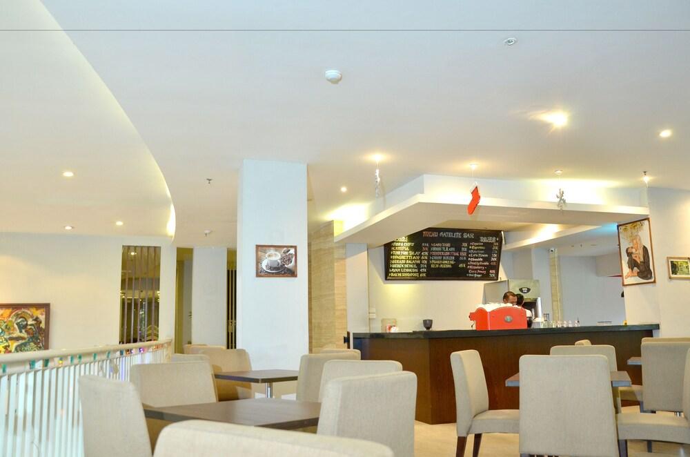 Grand Cakra Hotel Malang Exterior photo