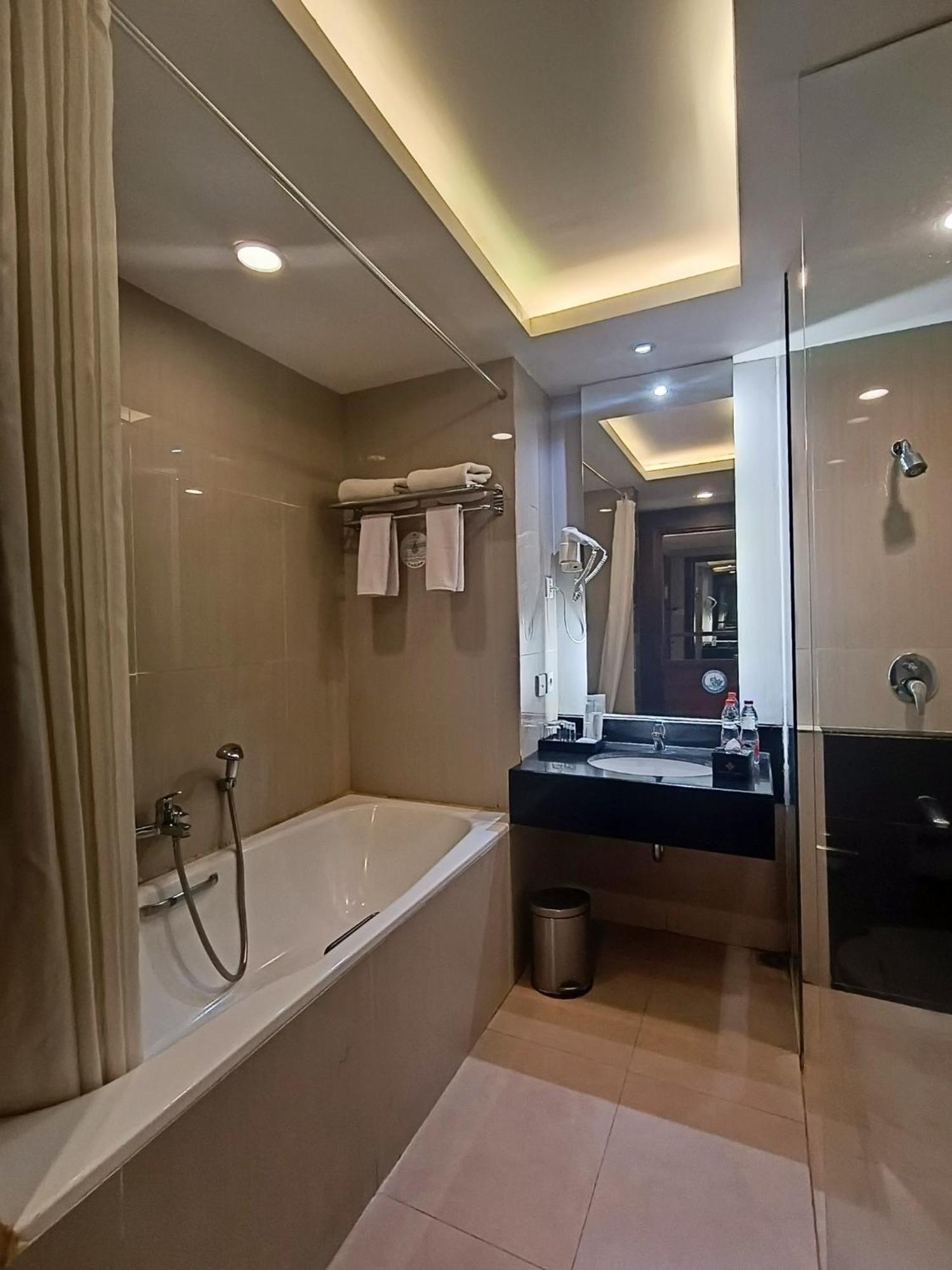 Grand Cakra Hotel Malang Exterior photo