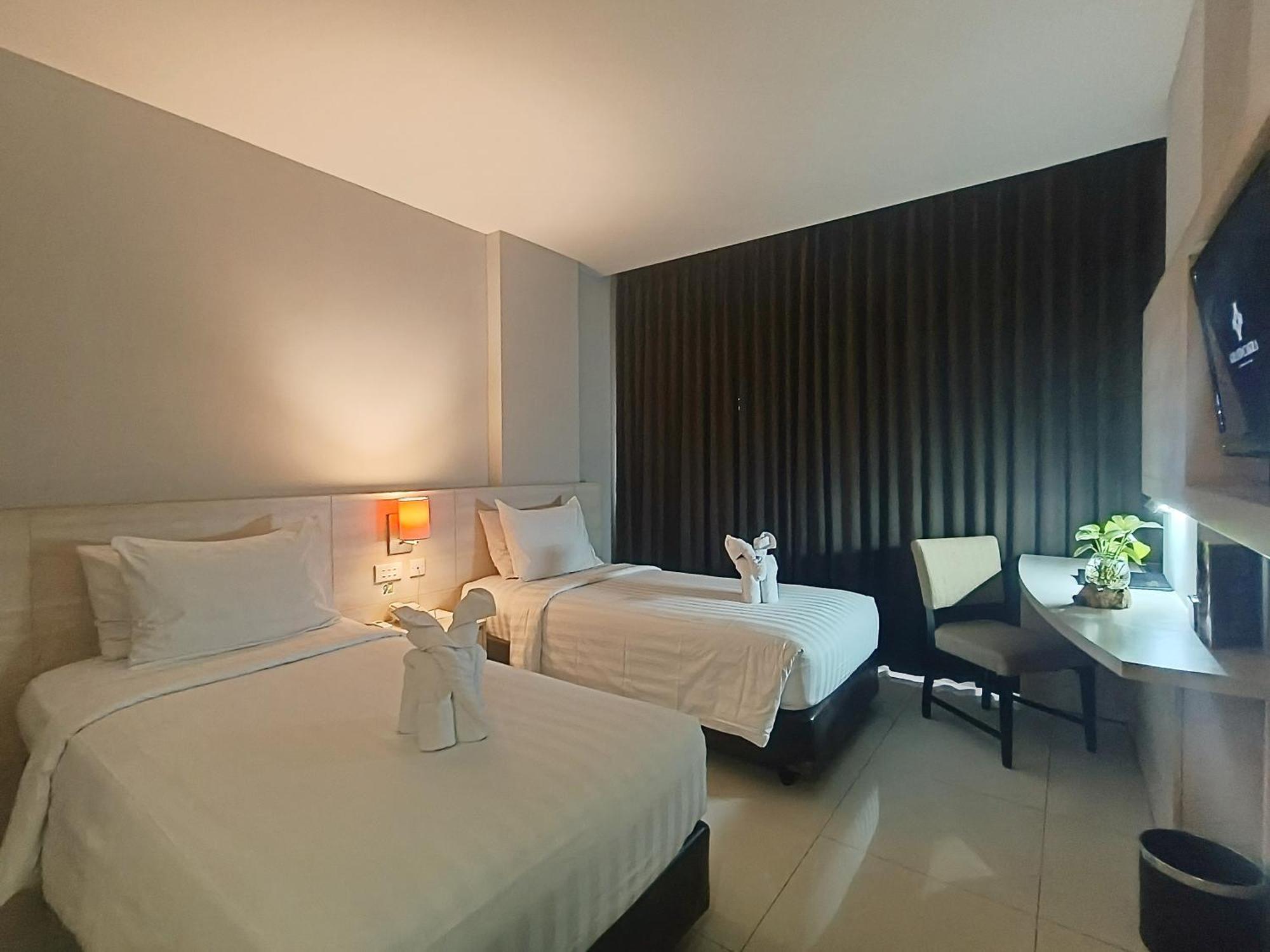 Grand Cakra Hotel Malang Exterior photo