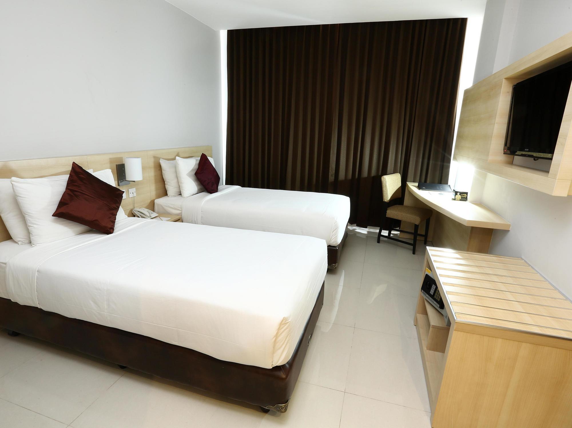 Grand Cakra Hotel Malang Exterior photo