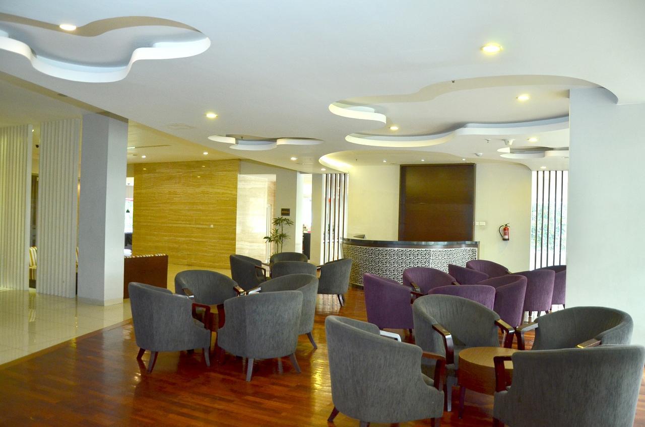 Grand Cakra Hotel Malang Exterior photo