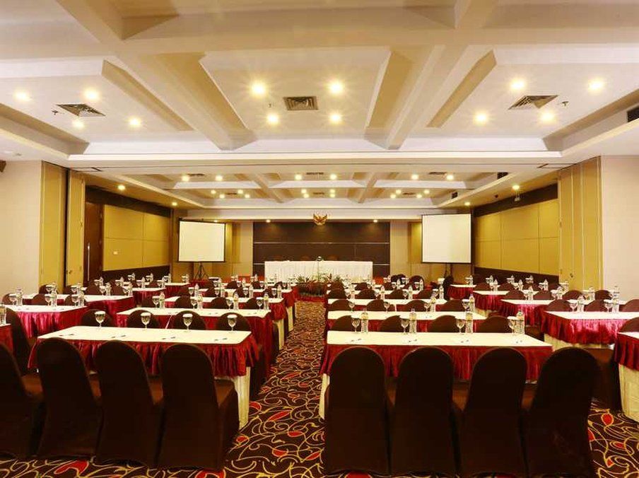 Grand Cakra Hotel Malang Exterior photo