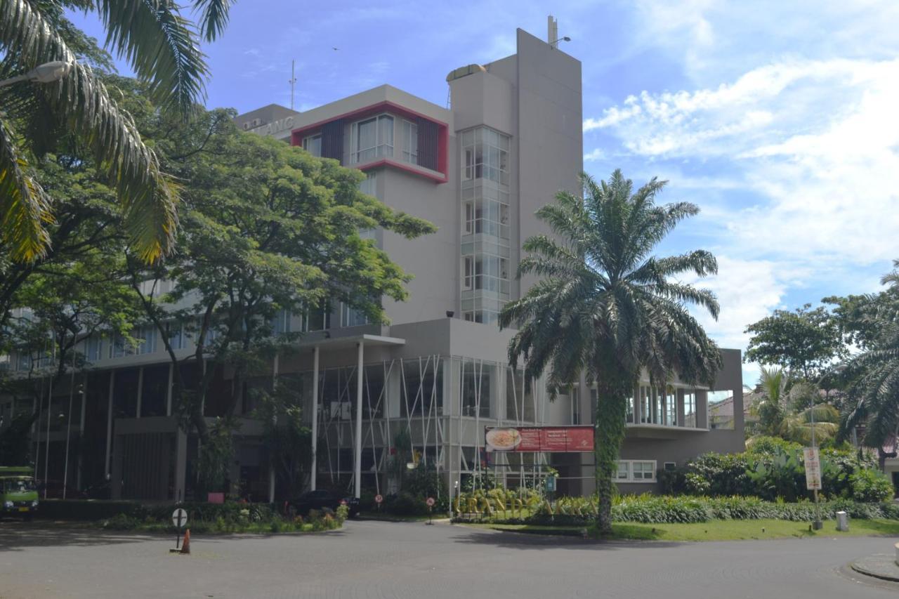 Grand Cakra Hotel Malang Exterior photo